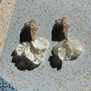 🍋☘️🚨4/$10🚨NWOT Pearl Petal Statement Earrings